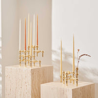 Stoff(ストッフ)は、デンマーク発のデザインブランドで、1960年代の名作「Stoff Nagel(ストッフ・ナゲル)」キャンドルホルダーの復刻から始まりました。建築家Werner Stoff(ヴェルナー・ストッフ)と、ドイツのHans Nagel(ハンス・ナゲル)によって生み出されたこのモジュール式キャンドルホルダーは、彫刻のような幾何学美と、自由な組み合わせによる創造性を兼ね備えたインテリアアートです。現在のStoffは、オリジナルの精神を受け継ぎながら、現代のライフスタイルに合う素材や仕上げを追加し、キャンドルホルダーだけでなくフラワーベースやボウル、ウォールハンガーなど洗練されたアイテムを展開。ミッドセンチュリーや北欧インテリアに調和し、空間に立体感と静謐な存在感を与えます。構築と装飾の境界を超えたStoffの作品は、機能性と造形美が共存する稀有なプロダクトです。