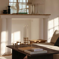 Stoff(ストッフ)は、デンマーク発のデザインブランドで、1960年代の名作「Stoff Nagel(ストッフ・ナゲル)」キャンドルホルダーの復刻から始まりました。建築家Werner Stoff(ヴェルナー・ストッフ)と、ドイツのHans Nagel(ハンス・ナゲル)によって生み出されたこのモジュール式キャンドルホルダーは、彫刻のような幾何学美と、自由な組み合わせによる創造性を兼ね備えたインテリアアートです。現在のStoffは、オリジナルの精神を受け継ぎながら、現代のライフスタイルに合う素材や仕上げを追加し、キャンドルホルダーだけでなくフラワーベースやボウル、ウォールハンガーなど洗練されたアイテムを展開。ミッドセンチュリーや北欧インテリアに調和し、空間に立体感と静謐な存在感を与えます。構築と装飾の境界を超えたStoffの作品は、機能性と造形美が共存する稀有なプロダクトです。