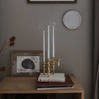 Stoff(ストッフ)は、デンマーク発のデザインブランドで、1960年代の名作「Stoff Nagel(ストッフ・ナゲル)」キャンドルホルダーの復刻から始まりました。建築家Werner Stoff(ヴェルナー・ストッフ)と、ドイツのHans Nagel(ハンス・ナゲル)によって生み出されたこのモジュール式キャンドルホルダーは、彫刻のような幾何学美と、自由な組み合わせによる創造性を兼ね備えたインテリアアートです。現在のStoffは、オリジナルの精神を受け継ぎながら、現代のライフスタイルに合う素材や仕上げを追加し、キャンドルホルダーだけでなくフラワーベースやボウル、ウォールハンガーなど洗練されたアイテムを展開。ミッドセンチュリーや北欧インテリアに調和し、空間に立体感と静謐な存在感を与えます。構築と装飾の境界を超えたStoffの作品は、機能性と造形美が共存する稀有なプロダクトです。