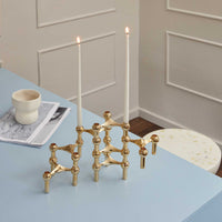 Stoff(ストッフ)は、デンマーク発のデザインブランドで、1960年代の名作「Stoff Nagel(ストッフ・ナゲル)」キャンドルホルダーの復刻から始まりました。建築家Werner Stoff(ヴェルナー・ストッフ)と、ドイツのHans Nagel(ハンス・ナゲル)によって生み出されたこのモジュール式キャンドルホルダーは、彫刻のような幾何学美と、自由な組み合わせによる創造性を兼ね備えたインテリアアートです。現在のStoffは、オリジナルの精神を受け継ぎながら、現代のライフスタイルに合う素材や仕上げを追加し、キャンドルホルダーだけでなくフラワーベースやボウル、ウォールハンガーなど洗練されたアイテムを展開。ミッドセンチュリーや北欧インテリアに調和し、空間に立体感と静謐な存在感を与えます。構築と装飾の境界を超えたStoffの作品は、機能性と造形美が共存する稀有なプロダクトです。