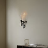 Stoff(ストッフ)は、デンマーク発のデザインブランドで、1960年代の名作「Stoff Nagel(ストッフ・ナゲル)」キャンドルホルダーの復刻から始まりました。建築家Werner Stoff(ヴェルナー・ストッフ)と、ドイツのHans Nagel(ハンス・ナゲル)によって生み出されたこのモジュール式キャンドルホルダーは、彫刻のような幾何学美と、自由な組み合わせによる創造性を兼ね備えたインテリアアートです。現在のStoffは、オリジナルの精神を受け継ぎながら、現代のライフスタイルに合う素材や仕上げを追加し、キャンドルホルダーだけでなくフラワーベースやボウル、ウォールハンガーなど洗練されたアイテムを展開。ミッドセンチュリーや北欧インテリアに調和し、空間に立体感と静謐な存在感を与えます。構築と装飾の境界を超えたStoffの作品は、機能性と造形美が共存する稀有なプロダクトです。