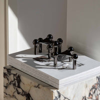 Stoff(ストッフ)は、デンマーク発のデザインブランドで、1960年代の名作「Stoff Nagel(ストッフ・ナゲル)」キャンドルホルダーの復刻から始まりました。建築家Werner Stoff(ヴェルナー・ストッフ)と、ドイツのHans Nagel(ハンス・ナゲル)によって生み出されたこのモジュール式キャンドルホルダーは、彫刻のような幾何学美と、自由な組み合わせによる創造性を兼ね備えたインテリアアートです。現在のStoffは、オリジナルの精神を受け継ぎながら、現代のライフスタイルに合う素材や仕上げを追加し、キャンドルホルダーだけでなくフラワーベースやボウル、ウォールハンガーなど洗練されたアイテムを展開。ミッドセンチュリーや北欧インテリアに調和し、空間に立体感と静謐な存在感を与えます。構築と装飾の境界を超えたStoffの作品は、機能性と造形美が共存する稀有なプロダクトです。