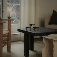 Stoff(ストッフ)は、デンマーク発のデザインブランドで、1960年代の名作「Stoff Nagel(ストッフ・ナゲル)」キャンドルホルダーの復刻から始まりました。建築家Werner Stoff(ヴェルナー・ストッフ)と、ドイツのHans Nagel(ハンス・ナゲル)によって生み出されたこのモジュール式キャンドルホルダーは、彫刻のような幾何学美と、自由な組み合わせによる創造性を兼ね備えたインテリアアートです。現在のStoffは、オリジナルの精神を受け継ぎながら、現代のライフスタイルに合う素材や仕上げを追加し、キャンドルホルダーだけでなくフラワーベースやボウル、ウォールハンガーなど洗練されたアイテムを展開。ミッドセンチュリーや北欧インテリアに調和し、空間に立体感と静謐な存在感を与えます。構築と装飾の境界を超えたStoffの作品は、機能性と造形美が共存する稀有なプロダクトです。