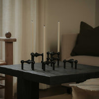 Stoff(ストッフ)は、デンマーク発のデザインブランドで、1960年代の名作「Stoff Nagel(ストッフ・ナゲル)」キャンドルホルダーの復刻から始まりました。建築家Werner Stoff(ヴェルナー・ストッフ)と、ドイツのHans Nagel(ハンス・ナゲル)によって生み出されたこのモジュール式キャンドルホルダーは、彫刻のような幾何学美と、自由な組み合わせによる創造性を兼ね備えたインテリアアートです。現在のStoffは、オリジナルの精神を受け継ぎながら、現代のライフスタイルに合う素材や仕上げを追加し、キャンドルホルダーだけでなくフラワーベースやボウル、ウォールハンガーなど洗練されたアイテムを展開。ミッドセンチュリーや北欧インテリアに調和し、空間に立体感と静謐な存在感を与えます。構築と装飾の境界を超えたStoffの作品は、機能性と造形美が共存する稀有なプロダクトです。