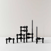 Stoff(ストッフ)は、デンマーク発のデザインブランドで、1960年代の名作「Stoff Nagel(ストッフ・ナゲル)」キャンドルホルダーの復刻から始まりました。建築家Werner Stoff(ヴェルナー・ストッフ)と、ドイツのHans Nagel(ハンス・ナゲル)によって生み出されたこのモジュール式キャンドルホルダーは、彫刻のような幾何学美と、自由な組み合わせによる創造性を兼ね備えたインテリアアートです。現在のStoffは、オリジナルの精神を受け継ぎながら、現代のライフスタイルに合う素材や仕上げを追加し、キャンドルホルダーだけでなくフラワーベースやボウル、ウォールハンガーなど洗練されたアイテムを展開。ミッドセンチュリーや北欧インテリアに調和し、空間に立体感と静謐な存在感を与えます。構築と装飾の境界を超えたStoffの作品は、機能性と造形美が共存する稀有なプロダクトです。