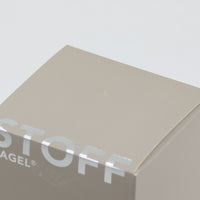 Stoff(ストッフ)は、デンマーク発のデザインブランドで、1960年代の名作「Stoff Nagel(ストッフ・ナゲル)」キャンドルホルダーの復刻から始まりました。建築家Werner Stoff(ヴェルナー・ストッフ)と、ドイツのHans Nagel(ハンス・ナゲル)によって生み出されたこのモジュール式キャンドルホルダーは、彫刻のような幾何学美と、自由な組み合わせによる創造性を兼ね備えたインテリアアートです。現在のStoffは、オリジナルの精神を受け継ぎながら、現代のライフスタイルに合う素材や仕上げを追加し、キャンドルホルダーだけでなくフラワーベースやボウル、ウォールハンガーなど洗練されたアイテムを展開。ミッドセンチュリーや北欧インテリアに調和し、空間に立体感と静謐な存在感を与えます。構築と装飾の境界を超えたStoffの作品は、機能性と造形美が共存する稀有なプロダクトです。