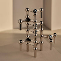 Stoff(ストッフ)は、デンマーク発のデザインブランドで、1960年代の名作「Stoff Nagel(ストッフ・ナゲル)」キャンドルホルダーの復刻から始まりました。建築家Werner Stoff(ヴェルナー・ストッフ)と、ドイツのHans Nagel(ハンス・ナゲル)によって生み出されたこのモジュール式キャンドルホルダーは、彫刻のような幾何学美と、自由な組み合わせによる創造性を兼ね備えたインテリアアートです。現在のStoffは、オリジナルの精神を受け継ぎながら、現代のライフスタイルに合う素材や仕上げを追加し、キャンドルホルダーだけでなくフラワーベースやボウル、ウォールハンガーなど洗練されたアイテムを展開。ミッドセンチュリーや北欧インテリアに調和し、空間に立体感と静謐な存在感を与えます。構築と装飾の境界を超えたStoffの作品は、機能性と造形美が共存する稀有なプロダクトです。