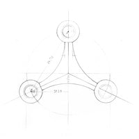 Stoff(ストッフ)は、デンマーク発のデザインブランドで、1960年代の名作「Stoff Nagel(ストッフ・ナゲル)」キャンドルホルダーの復刻から始まりました。建築家Werner Stoff(ヴェルナー・ストッフ)と、ドイツのHans Nagel(ハンス・ナゲル)によって生み出されたこのモジュール式キャンドルホルダーは、彫刻のような幾何学美と、自由な組み合わせによる創造性を兼ね備えたインテリアアートです。現在のStoffは、オリジナルの精神を受け継ぎながら、現代のライフスタイルに合う素材や仕上げを追加し、キャンドルホルダーだけでなくフラワーベースやボウル、ウォールハンガーなど洗練されたアイテムを展開。ミッドセンチュリーや北欧インテリアに調和し、空間に立体感と静謐な存在感を与えます。構築と装飾の境界を超えたStoffの作品は、機能性と造形美が共存する稀有なプロダクトです。