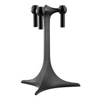 Stoff(ストッフ)は、デンマーク発のデザインブランドで、1960年代の名作「Stoff Nagel(ストッフ・ナゲル)」キャンドルホルダーの復刻から始まりました。建築家Werner Stoff(ヴェルナー・ストッフ)と、ドイツのHans Nagel(ハンス・ナゲル)によって生み出されたこのモジュール式キャンドルホルダーは、彫刻のような幾何学美と、自由な組み合わせによる創造性を兼ね備えたインテリアアートです。現在のStoffは、オリジナルの精神を受け継ぎながら、現代のライフスタイルに合う素材や仕上げを追加し、キャンドルホルダーだけでなくフラワーベースやボウル、ウォールハンガーなど洗練されたアイテムを展開。ミッドセンチュリーや北欧インテリアに調和し、空間に立体感と静謐な存在感を与えます。構築と装飾の境界を超えたStoffの作品は、機能性と造形美が共存する稀有なプロダクトです。