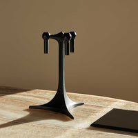 Stoff(ストッフ)は、デンマーク発のデザインブランドで、1960年代の名作「Stoff Nagel(ストッフ・ナゲル)」キャンドルホルダーの復刻から始まりました。建築家Werner Stoff(ヴェルナー・ストッフ)と、ドイツのHans Nagel(ハンス・ナゲル)によって生み出されたこのモジュール式キャンドルホルダーは、彫刻のような幾何学美と、自由な組み合わせによる創造性を兼ね備えたインテリアアートです。現在のStoffは、オリジナルの精神を受け継ぎながら、現代のライフスタイルに合う素材や仕上げを追加し、キャンドルホルダーだけでなくフラワーベースやボウル、ウォールハンガーなど洗練されたアイテムを展開。ミッドセンチュリーや北欧インテリアに調和し、空間に立体感と静謐な存在感を与えます。構築と装飾の境界を超えたStoffの作品は、機能性と造形美が共存する稀有なプロダクトです。