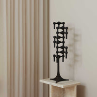 Stoff(ストッフ)は、デンマーク発のデザインブランドで、1960年代の名作「Stoff Nagel(ストッフ・ナゲル)」キャンドルホルダーの復刻から始まりました。建築家Werner Stoff(ヴェルナー・ストッフ)と、ドイツのHans Nagel(ハンス・ナゲル)によって生み出されたこのモジュール式キャンドルホルダーは、彫刻のような幾何学美と、自由な組み合わせによる創造性を兼ね備えたインテリアアートです。現在のStoffは、オリジナルの精神を受け継ぎながら、現代のライフスタイルに合う素材や仕上げを追加し、キャンドルホルダーだけでなくフラワーベースやボウル、ウォールハンガーなど洗練されたアイテムを展開。ミッドセンチュリーや北欧インテリアに調和し、空間に立体感と静謐な存在感を与えます。構築と装飾の境界を超えたStoffの作品は、機能性と造形美が共存する稀有なプロダクトです。