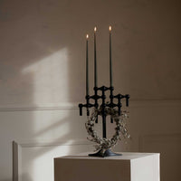 Stoff(ストッフ)は、デンマーク発のデザインブランドで、1960年代の名作「Stoff Nagel(ストッフ・ナゲル)」キャンドルホルダーの復刻から始まりました。建築家Werner Stoff(ヴェルナー・ストッフ)と、ドイツのHans Nagel(ハンス・ナゲル)によって生み出されたこのモジュール式キャンドルホルダーは、彫刻のような幾何学美と、自由な組み合わせによる創造性を兼ね備えたインテリアアートです。現在のStoffは、オリジナルの精神を受け継ぎながら、現代のライフスタイルに合う素材や仕上げを追加し、キャンドルホルダーだけでなくフラワーベースやボウル、ウォールハンガーなど洗練されたアイテムを展開。ミッドセンチュリーや北欧インテリアに調和し、空間に立体感と静謐な存在感を与えます。構築と装飾の境界を超えたStoffの作品は、機能性と造形美が共存する稀有なプロダクトです。