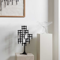 Stoff(ストッフ)は、デンマーク発のデザインブランドで、1960年代の名作「Stoff Nagel(ストッフ・ナゲル)」キャンドルホルダーの復刻から始まりました。建築家Werner Stoff(ヴェルナー・ストッフ)と、ドイツのHans Nagel(ハンス・ナゲル)によって生み出されたこのモジュール式キャンドルホルダーは、彫刻のような幾何学美と、自由な組み合わせによる創造性を兼ね備えたインテリアアートです。現在のStoffは、オリジナルの精神を受け継ぎながら、現代のライフスタイルに合う素材や仕上げを追加し、キャンドルホルダーだけでなくフラワーベースやボウル、ウォールハンガーなど洗練されたアイテムを展開。ミッドセンチュリーや北欧インテリアに調和し、空間に立体感と静謐な存在感を与えます。構築と装飾の境界を超えたStoffの作品は、機能性と造形美が共存する稀有なプロダクトです。