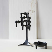 Stoff(ストッフ)は、デンマーク発のデザインブランドで、1960年代の名作「Stoff Nagel(ストッフ・ナゲル)」キャンドルホルダーの復刻から始まりました。建築家Werner Stoff(ヴェルナー・ストッフ)と、ドイツのHans Nagel(ハンス・ナゲル)によって生み出されたこのモジュール式キャンドルホルダーは、彫刻のような幾何学美と、自由な組み合わせによる創造性を兼ね備えたインテリアアートです。現在のStoffは、オリジナルの精神を受け継ぎながら、現代のライフスタイルに合う素材や仕上げを追加し、キャンドルホルダーだけでなくフラワーベースやボウル、ウォールハンガーなど洗練されたアイテムを展開。ミッドセンチュリーや北欧インテリアに調和し、空間に立体感と静謐な存在感を与えます。構築と装飾の境界を超えたStoffの作品は、機能性と造形美が共存する稀有なプロダクトです。