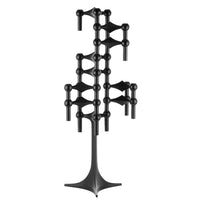 Stoff(ストッフ)は、デンマーク発のデザインブランドで、1960年代の名作「Stoff Nagel(ストッフ・ナゲル)」キャンドルホルダーの復刻から始まりました。建築家Werner Stoff(ヴェルナー・ストッフ)と、ドイツのHans Nagel(ハンス・ナゲル)によって生み出されたこのモジュール式キャンドルホルダーは、彫刻のような幾何学美と、自由な組み合わせによる創造性を兼ね備えたインテリアアートです。現在のStoffは、オリジナルの精神を受け継ぎながら、現代のライフスタイルに合う素材や仕上げを追加し、キャンドルホルダーだけでなくフラワーベースやボウル、ウォールハンガーなど洗練されたアイテムを展開。ミッドセンチュリーや北欧インテリアに調和し、空間に立体感と静謐な存在感を与えます。構築と装飾の境界を超えたStoffの作品は、機能性と造形美が共存する稀有なプロダクトです。