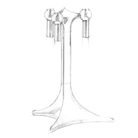 Stoff(ストッフ)は、デンマーク発のデザインブランドで、1960年代の名作「Stoff Nagel(ストッフ・ナゲル)」キャンドルホルダーの復刻から始まりました。建築家Werner Stoff(ヴェルナー・ストッフ)と、ドイツのHans Nagel(ハンス・ナゲル)によって生み出されたこのモジュール式キャンドルホルダーは、彫刻のような幾何学美と、自由な組み合わせによる創造性を兼ね備えたインテリアアートです。現在のStoffは、オリジナルの精神を受け継ぎながら、現代のライフスタイルに合う素材や仕上げを追加し、キャンドルホルダーだけでなくフラワーベースやボウル、ウォールハンガーなど洗練されたアイテムを展開。ミッドセンチュリーや北欧インテリアに調和し、空間に立体感と静謐な存在感を与えます。構築と装飾の境界を超えたStoffの作品は、機能性と造形美が共存する稀有なプロダクトです。