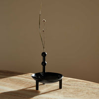 Stoff(ストッフ)は、デンマーク発のデザインブランドで、1960年代の名作「Stoff Nagel(ストッフ・ナゲル)」キャンドルホルダーの復刻から始まりました。建築家Werner Stoff(ヴェルナー・ストッフ)と、ドイツのHans Nagel(ハンス・ナゲル)によって生み出されたこのモジュール式キャンドルホルダーは、彫刻のような幾何学美と、自由な組み合わせによる創造性を兼ね備えたインテリアアートです。現在のStoffは、オリジナルの精神を受け継ぎながら、現代のライフスタイルに合う素材や仕上げを追加し、キャンドルホルダーだけでなくフラワーベースやボウル、ウォールハンガーなど洗練されたアイテムを展開。ミッドセンチュリーや北欧インテリアに調和し、空間に立体感と静謐な存在感を与えます。構築と装飾の境界を超えたStoffの作品は、機能性と造形美が共存する稀有なプロダクトです。