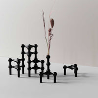 Stoff(ストッフ)は、デンマーク発のデザインブランドで、1960年代の名作「Stoff Nagel(ストッフ・ナゲル)」キャンドルホルダーの復刻から始まりました。建築家Werner Stoff(ヴェルナー・ストッフ)と、ドイツのHans Nagel(ハンス・ナゲル)によって生み出されたこのモジュール式キャンドルホルダーは、彫刻のような幾何学美と、自由な組み合わせによる創造性を兼ね備えたインテリアアートです。現在のStoffは、オリジナルの精神を受け継ぎながら、現代のライフスタイルに合う素材や仕上げを追加し、キャンドルホルダーだけでなくフラワーベースやボウル、ウォールハンガーなど洗練されたアイテムを展開。ミッドセンチュリーや北欧インテリアに調和し、空間に立体感と静謐な存在感を与えます。構築と装飾の境界を超えたStoffの作品は、機能性と造形美が共存する稀有なプロダクトです。