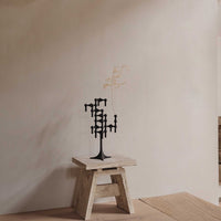 Stoff(ストッフ)は、デンマーク発のデザインブランドで、1960年代の名作「Stoff Nagel(ストッフ・ナゲル)」キャンドルホルダーの復刻から始まりました。建築家Werner Stoff(ヴェルナー・ストッフ)と、ドイツのHans Nagel(ハンス・ナゲル)によって生み出されたこのモジュール式キャンドルホルダーは、彫刻のような幾何学美と、自由な組み合わせによる創造性を兼ね備えたインテリアアートです。現在のStoffは、オリジナルの精神を受け継ぎながら、現代のライフスタイルに合う素材や仕上げを追加し、キャンドルホルダーだけでなくフラワーベースやボウル、ウォールハンガーなど洗練されたアイテムを展開。ミッドセンチュリーや北欧インテリアに調和し、空間に立体感と静謐な存在感を与えます。構築と装飾の境界を超えたStoffの作品は、機能性と造形美が共存する稀有なプロダクトです。