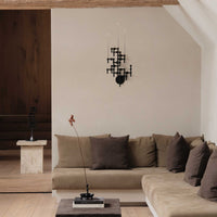 Stoff(ストッフ)は、デンマーク発のデザインブランドで、1960年代の名作「Stoff Nagel(ストッフ・ナゲル)」キャンドルホルダーの復刻から始まりました。建築家Werner Stoff(ヴェルナー・ストッフ)と、ドイツのHans Nagel(ハンス・ナゲル)によって生み出されたこのモジュール式キャンドルホルダーは、彫刻のような幾何学美と、自由な組み合わせによる創造性を兼ね備えたインテリアアートです。現在のStoffは、オリジナルの精神を受け継ぎながら、現代のライフスタイルに合う素材や仕上げを追加し、キャンドルホルダーだけでなくフラワーベースやボウル、ウォールハンガーなど洗練されたアイテムを展開。ミッドセンチュリーや北欧インテリアに調和し、空間に立体感と静謐な存在感を与えます。構築と装飾の境界を超えたStoffの作品は、機能性と造形美が共存する稀有なプロダクトです。