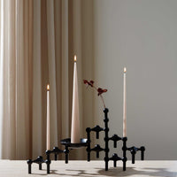 Stoff(ストッフ)は、デンマーク発のデザインブランドで、1960年代の名作「Stoff Nagel(ストッフ・ナゲル)」キャンドルホルダーの復刻から始まりました。建築家Werner Stoff(ヴェルナー・ストッフ)と、ドイツのHans Nagel(ハンス・ナゲル)によって生み出されたこのモジュール式キャンドルホルダーは、彫刻のような幾何学美と、自由な組み合わせによる創造性を兼ね備えたインテリアアートです。現在のStoffは、オリジナルの精神を受け継ぎながら、現代のライフスタイルに合う素材や仕上げを追加し、キャンドルホルダーだけでなくフラワーベースやボウル、ウォールハンガーなど洗練されたアイテムを展開。ミッドセンチュリーや北欧インテリアに調和し、空間に立体感と静謐な存在感を与えます。構築と装飾の境界を超えたStoffの作品は、機能性と造形美が共存する稀有なプロダクトです。