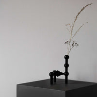 Stoff(ストッフ)は、デンマーク発のデザインブランドで、1960年代の名作「Stoff Nagel(ストッフ・ナゲル)」キャンドルホルダーの復刻から始まりました。建築家Werner Stoff(ヴェルナー・ストッフ)と、ドイツのHans Nagel(ハンス・ナゲル)によって生み出されたこのモジュール式キャンドルホルダーは、彫刻のような幾何学美と、自由な組み合わせによる創造性を兼ね備えたインテリアアートです。現在のStoffは、オリジナルの精神を受け継ぎながら、現代のライフスタイルに合う素材や仕上げを追加し、キャンドルホルダーだけでなくフラワーベースやボウル、ウォールハンガーなど洗練されたアイテムを展開。ミッドセンチュリーや北欧インテリアに調和し、空間に立体感と静謐な存在感を与えます。構築と装飾の境界を超えたStoffの作品は、機能性と造形美が共存する稀有なプロダクトです。