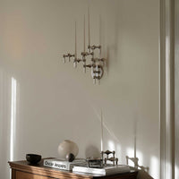 Stoff(ストッフ)は、デンマーク発のデザインブランドで、1960年代の名作「Stoff Nagel(ストッフ・ナゲル)」キャンドルホルダーの復刻から始まりました。建築家Werner Stoff(ヴェルナー・ストッフ)と、ドイツのHans Nagel(ハンス・ナゲル)によって生み出されたこのモジュール式キャンドルホルダーは、彫刻のような幾何学美と、自由な組み合わせによる創造性を兼ね備えたインテリアアートです。現在のStoffは、オリジナルの精神を受け継ぎながら、現代のライフスタイルに合う素材や仕上げを追加し、キャンドルホルダーだけでなくフラワーベースやボウル、ウォールハンガーなど洗練されたアイテムを展開。ミッドセンチュリーや北欧インテリアに調和し、空間に立体感と静謐な存在感を与えます。構築と装飾の境界を超えたStoffの作品は、機能性と造形美が共存する稀有なプロダクトです。