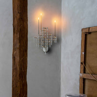 Stoff(ストッフ)は、デンマーク発のデザインブランドで、1960年代の名作「Stoff Nagel(ストッフ・ナゲル)」キャンドルホルダーの復刻から始まりました。建築家Werner Stoff(ヴェルナー・ストッフ)と、ドイツのHans Nagel(ハンス・ナゲル)によって生み出されたこのモジュール式キャンドルホルダーは、彫刻のような幾何学美と、自由な組み合わせによる創造性を兼ね備えたインテリアアートです。現在のStoffは、オリジナルの精神を受け継ぎながら、現代のライフスタイルに合う素材や仕上げを追加し、キャンドルホルダーだけでなくフラワーベースやボウル、ウォールハンガーなど洗練されたアイテムを展開。ミッドセンチュリーや北欧インテリアに調和し、空間に立体感と静謐な存在感を与えます。構築と装飾の境界を超えたStoffの作品は、機能性と造形美が共存する稀有なプロダクトです。