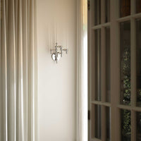 Stoff(ストッフ)は、デンマーク発のデザインブランドで、1960年代の名作「Stoff Nagel(ストッフ・ナゲル)」キャンドルホルダーの復刻から始まりました。建築家Werner Stoff(ヴェルナー・ストッフ)と、ドイツのHans Nagel(ハンス・ナゲル)によって生み出されたこのモジュール式キャンドルホルダーは、彫刻のような幾何学美と、自由な組み合わせによる創造性を兼ね備えたインテリアアートです。現在のStoffは、オリジナルの精神を受け継ぎながら、現代のライフスタイルに合う素材や仕上げを追加し、キャンドルホルダーだけでなくフラワーベースやボウル、ウォールハンガーなど洗練されたアイテムを展開。ミッドセンチュリーや北欧インテリアに調和し、空間に立体感と静謐な存在感を与えます。構築と装飾の境界を超えたStoffの作品は、機能性と造形美が共存する稀有なプロダクトです。