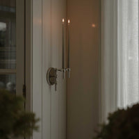 Stoff(ストッフ)は、デンマーク発のデザインブランドで、1960年代の名作「Stoff Nagel(ストッフ・ナゲル)」キャンドルホルダーの復刻から始まりました。建築家Werner Stoff(ヴェルナー・ストッフ)と、ドイツのHans Nagel(ハンス・ナゲル)によって生み出されたこのモジュール式キャンドルホルダーは、彫刻のような幾何学美と、自由な組み合わせによる創造性を兼ね備えたインテリアアートです。現在のStoffは、オリジナルの精神を受け継ぎながら、現代のライフスタイルに合う素材や仕上げを追加し、キャンドルホルダーだけでなくフラワーベースやボウル、ウォールハンガーなど洗練されたアイテムを展開。ミッドセンチュリーや北欧インテリアに調和し、空間に立体感と静謐な存在感を与えます。構築と装飾の境界を超えたStoffの作品は、機能性と造形美が共存する稀有なプロダクトです。