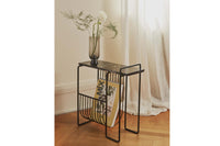 Aytm(アイテム)は、デンマーク発のモダンラグジュアリーなインテリアブランドで、北欧デザインのミニマルな美学を受け継ぎつつも、洗練されたカラーリングや大胆な素材使いにより、空間に新たな表情をもたらします。2015年にKathrineとPer Gran Hartvigsen夫妻によって設立され、機能性と芸術性を兼ね備えたタイムレスなデザインで注目を集めています。ミラー、花器、照明、家具などに見られる彫刻的なフォルムと繊細なディテールは、どれも職人の高度な技術と美意識の賜物です。真鍮やガラス、マーブル、ベルベットなど異素材の絶妙な組み合わせは、視覚だけでなく触覚にも訴えかけ、空間に奥行きを与えます。美しさと実用性を両立させたAytmのアイテムは、日常に上質なアート性を取り入れたい方に最適で、住宅から商業空間まで幅広く採用されています。感性豊かなライフスタイルを求める方へ贈る、洗練されたデンマークデザインの真髄です。