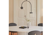 Aytm(アイテム)は、デンマーク発のモダンラグジュアリーなインテリアブランドで、北欧デザインのミニマルな美学を受け継ぎつつも、洗練されたカラーリングや大胆な素材使いにより、空間に新たな表情をもたらします。2015年にKathrineとPer Gran Hartvigsen夫妻によって設立され、機能性と芸術性を兼ね備えたタイムレスなデザインで注目を集めています。ミラー、花器、照明、家具などに見られる彫刻的なフォルムと繊細なディテールは、どれも職人の高度な技術と美意識の賜物です。真鍮やガラス、マーブル、ベルベットなど異素材の絶妙な組み合わせは、視覚だけでなく触覚にも訴えかけ、空間に奥行きを与えます。美しさと実用性を両立させたAytmのアイテムは、日常に上質なアート性を取り入れたい方に最適で、住宅から商業空間まで幅広く採用されています。感性豊かなライフスタイルを求める方へ贈る、洗練されたデンマークデザインの真髄です。