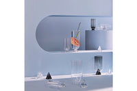 Aytm(アイテム)は、デンマーク発のモダンラグジュアリーなインテリアブランドで、北欧デザインのミニマルな美学を受け継ぎつつも、洗練されたカラーリングや大胆な素材使いにより、空間に新たな表情をもたらします。2015年にKathrineとPer Gran Hartvigsen夫妻によって設立され、機能性と芸術性を兼ね備えたタイムレスなデザインで注目を集めています。ミラー、花器、照明、家具などに見られる彫刻的なフォルムと繊細なディテールは、どれも職人の高度な技術と美意識の賜物です。真鍮やガラス、マーブル、ベルベットなど異素材の絶妙な組み合わせは、視覚だけでなく触覚にも訴えかけ、空間に奥行きを与えます。美しさと実用性を両立させたAytmのアイテムは、日常に上質なアート性を取り入れたい方に最適で、住宅から商業空間まで幅広く採用されています。感性豊かなライフスタイルを求める方へ贈る、洗練されたデンマークデザインの真髄です。