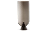 Aytm(アイテム)は、デンマーク発のモダンラグジュアリーなインテリアブランドで、北欧デザインのミニマルな美学を受け継ぎつつも、洗練されたカラーリングや大胆な素材使いにより、空間に新たな表情をもたらします。2015年にKathrineとPer Gran Hartvigsen夫妻によって設立され、機能性と芸術性を兼ね備えたタイムレスなデザインで注目を集めています。ミラー、花器、照明、家具などに見られる彫刻的なフォルムと繊細なディテールは、どれも職人の高度な技術と美意識の賜物です。真鍮やガラス、マーブル、ベルベットなど異素材の絶妙な組み合わせは、視覚だけでなく触覚にも訴えかけ、空間に奥行きを与えます。美しさと実用性を両立させたAytmのアイテムは、日常に上質なアート性を取り入れたい方に最適で、住宅から商業空間まで幅広く採用されています。感性豊かなライフスタイルを求める方へ贈る、洗練されたデンマークデザインの真髄です。