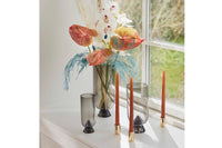 Aytm(アイテム)は、デンマーク発のモダンラグジュアリーなインテリアブランドで、北欧デザインのミニマルな美学を受け継ぎつつも、洗練されたカラーリングや大胆な素材使いにより、空間に新たな表情をもたらします。2015年にKathrineとPer Gran Hartvigsen夫妻によって設立され、機能性と芸術性を兼ね備えたタイムレスなデザインで注目を集めています。ミラー、花器、照明、家具などに見られる彫刻的なフォルムと繊細なディテールは、どれも職人の高度な技術と美意識の賜物です。真鍮やガラス、マーブル、ベルベットなど異素材の絶妙な組み合わせは、視覚だけでなく触覚にも訴えかけ、空間に奥行きを与えます。美しさと実用性を両立させたAytmのアイテムは、日常に上質なアート性を取り入れたい方に最適で、住宅から商業空間まで幅広く採用されています。感性豊かなライフスタイルを求める方へ贈る、洗練されたデンマークデザインの真髄です。