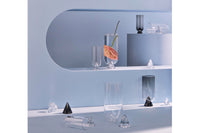 Aytm(アイテム)は、デンマーク発のモダンラグジュアリーなインテリアブランドで、北欧デザインのミニマルな美学を受け継ぎつつも、洗練されたカラーリングや大胆な素材使いにより、空間に新たな表情をもたらします。2015年にKathrineとPer Gran Hartvigsen夫妻によって設立され、機能性と芸術性を兼ね備えたタイムレスなデザインで注目を集めています。ミラー、花器、照明、家具などに見られる彫刻的なフォルムと繊細なディテールは、どれも職人の高度な技術と美意識の賜物です。真鍮やガラス、マーブル、ベルベットなど異素材の絶妙な組み合わせは、視覚だけでなく触覚にも訴えかけ、空間に奥行きを与えます。美しさと実用性を両立させたAytmのアイテムは、日常に上質なアート性を取り入れたい方に最適で、住宅から商業空間まで幅広く採用されています。感性豊かなライフスタイルを求める方へ贈る、洗練されたデンマークデザインの真髄です。