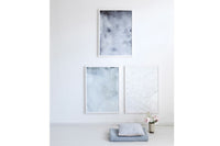 コペンハーゲンで今注目の女性グラフィックデザイナー"SilkeBonde"によるポスターです。20代の彼女の作品が世界中で愛される理由は、デンマークの無駄が無い洗練されたデザインを受け継ぎつつ、自然を直線で描いた物から、水彩絵の具で柔らかく表現した物まで、今までにない世界観が魅力だからでは無いでしょうか。お部屋に飾るだけで暖かみを感じさせてくれそうです。