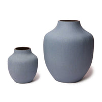 LINDFORM(リンドフォーム)は2007年にスウェーデンで誕生した陶器ブランドで、北欧の自然や日本の和の美学にインスピレーションを受けたシンプルかつ洗練されたデザインのフラワーベースを中心に展開しており、無駄をそぎ落としたフォルムと自然界を思わせるやわらかな色合い、そして職人によるハンドメイド仕上げによる一点ごとの個性が魅力です。マットな質感や手に馴染むやさしい形状は花を生けずともオブジェとして空間を引き立て、北欧モダンや和モダンのインテリアに調和し、日常に静かな存在感と温もりを添えます。大量生産では得られない温かみと独自性を大切にし、シンプルでありながら奥行きのある美しさを持つプロダクトとして世界中のインテリア愛好家やデザイン感度の高い人々に愛され続けており、ギフトとしても選ばれるブランドです。