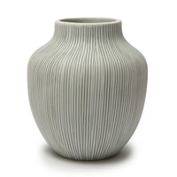 LINDFORM(リンドフォーム)は2007年にスウェーデンで誕生した陶器ブランドで、北欧の自然や日本の和の美学にインスピレーションを受けたシンプルかつ洗練されたデザインのフラワーベースを中心に展開しており、無駄をそぎ落としたフォルムと自然界を思わせるやわらかな色合い、そして職人によるハンドメイド仕上げによる一点ごとの個性が魅力です。マットな質感や手に馴染むやさしい形状は花を生けずともオブジェとして空間を引き立て、北欧モダンや和モダンのインテリアに調和し、日常に静かな存在感と温もりを添えます。大量生産では得られない温かみと独自性を大切にし、シンプルでありながら奥行きのある美しさを持つプロダクトとして世界中のインテリア愛好家やデザイン感度の高い人々に愛され続けており、ギフトとしても選ばれるブランドです。