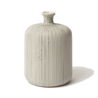 LINDFORM(リンドフォーム)は2007年にスウェーデンで誕生した陶器ブランドで、北欧の自然や日本の和の美学にインスピレーションを受けたシンプルかつ洗練されたデザインのフラワーベースを中心に展開しており、無駄をそぎ落としたフォルムと自然界を思わせるやわらかな色合い、そして職人によるハンドメイド仕上げによる一点ごとの個性が魅力です。マットな質感や手に馴染むやさしい形状は花を生けずともオブジェとして空間を引き立て、北欧モダンや和モダンのインテリアに調和し、日常に静かな存在感と温もりを添えます。大量生産では得られない温かみと独自性を大切にし、シンプルでありながら奥行きのある美しさを持つプロダクトとして世界中のインテリア愛好家やデザイン感度の高い人々に愛され続けており、ギフトとしても選ばれるブランドです。