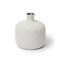 LINDFORM(リンドフォーム)は2007年にスウェーデンで誕生した陶器ブランドで、北欧の自然や日本の和の美学にインスピレーションを受けたシンプルかつ洗練されたデザインのフラワーベースを中心に展開しており、無駄をそぎ落としたフォルムと自然界を思わせるやわらかな色合い、そして職人によるハンドメイド仕上げによる一点ごとの個性が魅力です。マットな質感や手に馴染むやさしい形状は花を生けずともオブジェとして空間を引き立て、北欧モダンや和モダンのインテリアに調和し、日常に静かな存在感と温もりを添えます。大量生産では得られない温かみと独自性を大切にし、シンプルでありながら奥行きのある美しさを持つプロダクトとして世界中のインテリア愛好家やデザイン感度の高い人々に愛され続けており、ギフトとしても選ばれるブランドです。