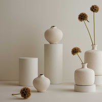 LINDFORM(リンドフォーム)は2007年にスウェーデンで誕生した陶器ブランドで、北欧の自然や日本の和の美学にインスピレーションを受けたシンプルかつ洗練されたデザインのフラワーベースを中心に展開しており、無駄をそぎ落としたフォルムと自然界を思わせるやわらかな色合い、そして職人によるハンドメイド仕上げによる一点ごとの個性が魅力です。マットな質感や手に馴染むやさしい形状は花を生けずともオブジェとして空間を引き立て、北欧モダンや和モダンのインテリアに調和し、日常に静かな存在感と温もりを添えます。大量生産では得られない温かみと独自性を大切にし、シンプルでありながら奥行きのある美しさを持つプロダクトとして世界中のインテリア愛好家やデザイン感度の高い人々に愛され続けており、ギフトとしても選ばれるブランドです。