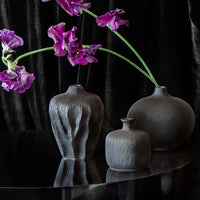 LINDFORM(リンドフォーム)は2007年にスウェーデンで誕生した陶器ブランドで、北欧の自然や日本の和の美学にインスピレーションを受けたシンプルかつ洗練されたデザインのフラワーベースを中心に展開しており、無駄をそぎ落としたフォルムと自然界を思わせるやわらかな色合い、そして職人によるハンドメイド仕上げによる一点ごとの個性が魅力です。マットな質感や手に馴染むやさしい形状は花を生けずともオブジェとして空間を引き立て、北欧モダンや和モダンのインテリアに調和し、日常に静かな存在感と温もりを添えます。大量生産では得られない温かみと独自性を大切にし、シンプルでありながら奥行きのある美しさを持つプロダクトとして世界中のインテリア愛好家やデザイン感度の高い人々に愛され続けており、ギフトとしても選ばれるブランドです。