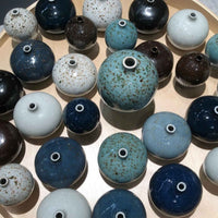 LINDFORM(リンドフォーム)は2007年にスウェーデンで誕生した陶器ブランドで、北欧の自然や日本の和の美学にインスピレーションを受けたシンプルかつ洗練されたデザインのフラワーベースを中心に展開しており、無駄をそぎ落としたフォルムと自然界を思わせるやわらかな色合い、そして職人によるハンドメイド仕上げによる一点ごとの個性が魅力です。マットな質感や手に馴染むやさしい形状は花を生けずともオブジェとして空間を引き立て、北欧モダンや和モダンのインテリアに調和し、日常に静かな存在感と温もりを添えます。大量生産では得られない温かみと独自性を大切にし、シンプルでありながら奥行きのある美しさを持つプロダクトとして世界中のインテリア愛好家やデザイン感度の高い人々に愛され続けており、ギフトとしても選ばれるブランドです。