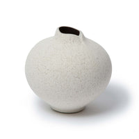 LINDFORM(リンドフォーム)は2007年にスウェーデンで誕生した陶器ブランドで、北欧の自然や日本の和の美学にインスピレーションを受けたシンプルかつ洗練されたデザインのフラワーベースを中心に展開しており、無駄をそぎ落としたフォルムと自然界を思わせるやわらかな色合い、そして職人によるハンドメイド仕上げによる一点ごとの個性が魅力です。マットな質感や手に馴染むやさしい形状は花を生けずともオブジェとして空間を引き立て、北欧モダンや和モダンのインテリアに調和し、日常に静かな存在感と温もりを添えます。大量生産では得られない温かみと独自性を大切にし、シンプルでありながら奥行きのある美しさを持つプロダクトとして世界中のインテリア愛好家やデザイン感度の高い人々に愛され続けており、ギフトとしても選ばれるブランドです。