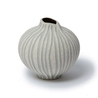 LINDFORM(リンドフォーム)は2007年にスウェーデンで誕生した陶器ブランドで、北欧の自然や日本の和の美学にインスピレーションを受けたシンプルかつ洗練されたデザインのフラワーベースを中心に展開しており、無駄をそぎ落としたフォルムと自然界を思わせるやわらかな色合い、そして職人によるハンドメイド仕上げによる一点ごとの個性が魅力です。マットな質感や手に馴染むやさしい形状は花を生けずともオブジェとして空間を引き立て、北欧モダンや和モダンのインテリアに調和し、日常に静かな存在感と温もりを添えます。大量生産では得られない温かみと独自性を大切にし、シンプルでありながら奥行きのある美しさを持つプロダクトとして世界中のインテリア愛好家やデザイン感度の高い人々に愛され続けており、ギフトとしても選ばれるブランドです。