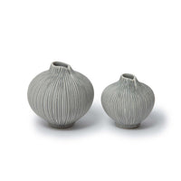 LINDFORM(リンドフォーム)は2007年にスウェーデンで誕生した陶器ブランドで、北欧の自然や日本の和の美学にインスピレーションを受けたシンプルかつ洗練されたデザインのフラワーベースを中心に展開しており、無駄をそぎ落としたフォルムと自然界を思わせるやわらかな色合い、そして職人によるハンドメイド仕上げによる一点ごとの個性が魅力です。マットな質感や手に馴染むやさしい形状は花を生けずともオブジェとして空間を引き立て、北欧モダンや和モダンのインテリアに調和し、日常に静かな存在感と温もりを添えます。大量生産では得られない温かみと独自性を大切にし、シンプルでありながら奥行きのある美しさを持つプロダクトとして世界中のインテリア愛好家やデザイン感度の高い人々に愛され続けており、ギフトとしても選ばれるブランドです。