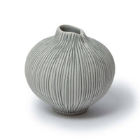 LINDFORM(リンドフォーム)は2007年にスウェーデンで誕生した陶器ブランドで、北欧の自然や日本の和の美学にインスピレーションを受けたシンプルかつ洗練されたデザインのフラワーベースを中心に展開しており、無駄をそぎ落としたフォルムと自然界を思わせるやわらかな色合い、そして職人によるハンドメイド仕上げによる一点ごとの個性が魅力です。マットな質感や手に馴染むやさしい形状は花を生けずともオブジェとして空間を引き立て、北欧モダンや和モダンのインテリアに調和し、日常に静かな存在感と温もりを添えます。大量生産では得られない温かみと独自性を大切にし、シンプルでありながら奥行きのある美しさを持つプロダクトとして世界中のインテリア愛好家やデザイン感度の高い人々に愛され続けており、ギフトとしても選ばれるブランドです。