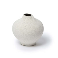 LINDFORM(リンドフォーム)は2007年にスウェーデンで誕生した陶器ブランドで、北欧の自然や日本の和の美学にインスピレーションを受けたシンプルかつ洗練されたデザインのフラワーベースを中心に展開しており、無駄をそぎ落としたフォルムと自然界を思わせるやわらかな色合い、そして職人によるハンドメイド仕上げによる一点ごとの個性が魅力です。マットな質感や手に馴染むやさしい形状は花を生けずともオブジェとして空間を引き立て、北欧モダンや和モダンのインテリアに調和し、日常に静かな存在感と温もりを添えます。大量生産では得られない温かみと独自性を大切にし、シンプルでありながら奥行きのある美しさを持つプロダクトとして世界中のインテリア愛好家やデザイン感度の高い人々に愛され続けており、ギフトとしても選ばれるブランドです。
