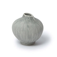 LINDFORM(リンドフォーム)は2007年にスウェーデンで誕生した陶器ブランドで、北欧の自然や日本の和の美学にインスピレーションを受けたシンプルかつ洗練されたデザインのフラワーベースを中心に展開しており、無駄をそぎ落としたフォルムと自然界を思わせるやわらかな色合い、そして職人によるハンドメイド仕上げによる一点ごとの個性が魅力です。マットな質感や手に馴染むやさしい形状は花を生けずともオブジェとして空間を引き立て、北欧モダンや和モダンのインテリアに調和し、日常に静かな存在感と温もりを添えます。大量生産では得られない温かみと独自性を大切にし、シンプルでありながら奥行きのある美しさを持つプロダクトとして世界中のインテリア愛好家やデザイン感度の高い人々に愛され続けており、ギフトとしても選ばれるブランドです。